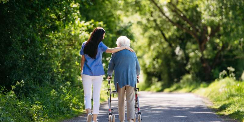 Geriatrik Alanda Sosyal Hizmet Uygulamaları Nelerdir?